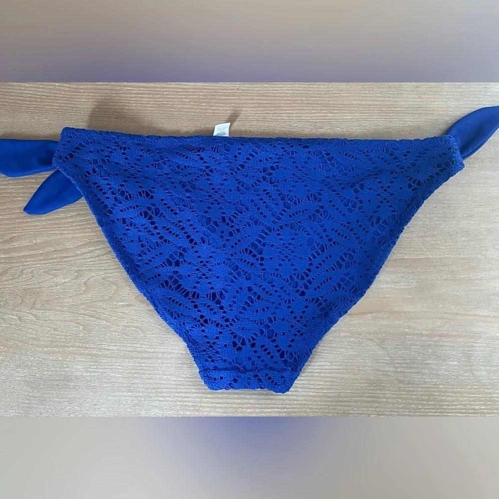 New aerie royal blue crochet bikini bottoms with tie sides, hygienic liner; L